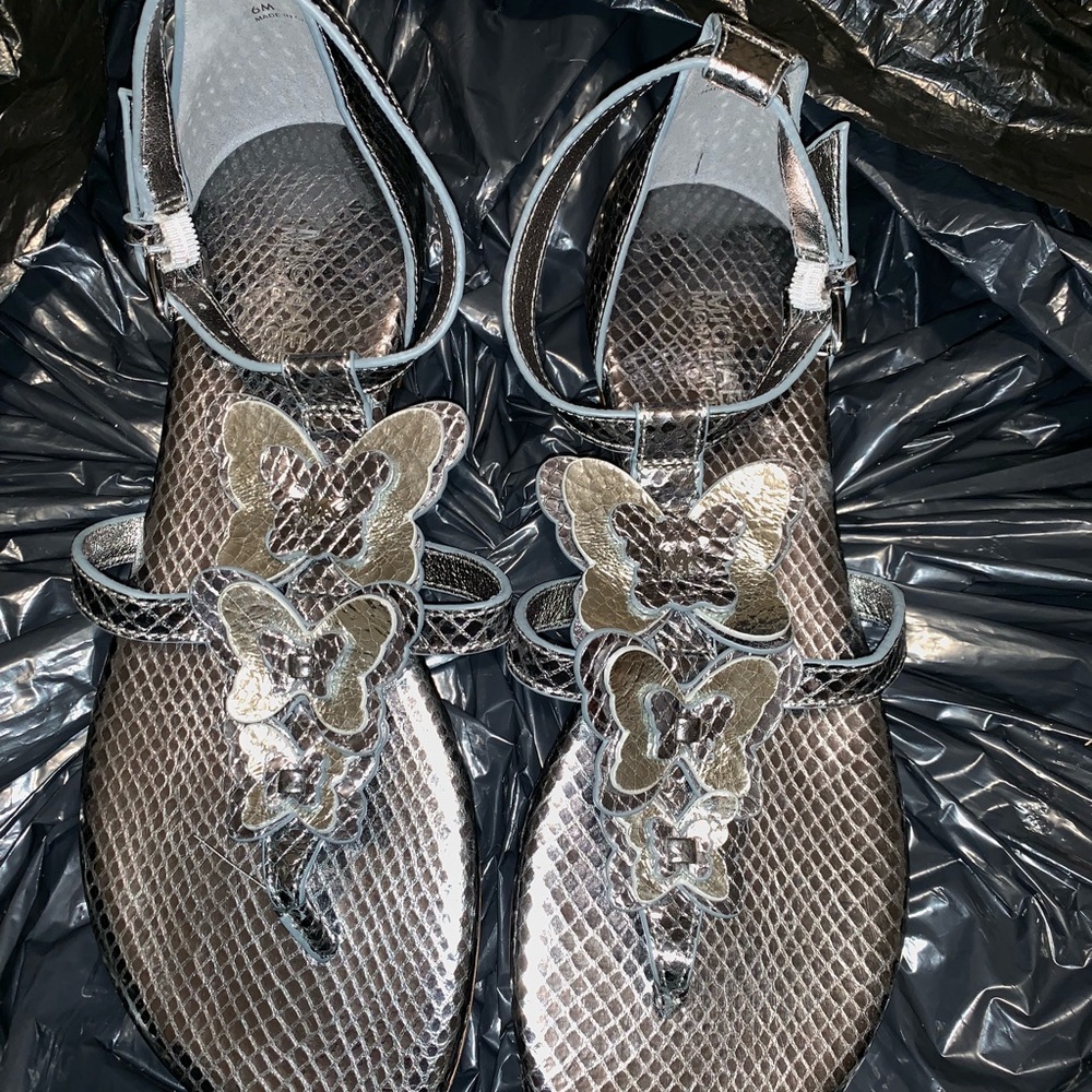 🔴🔴SOLD🔴🔴 Authentic Michael Kors sandals